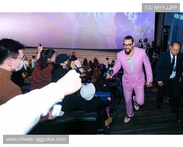 时尚单品曼联球衣,海王杰森莫玛和乐队表演 时尚单品曼联球衣,海王杰森莫玛和乐队表演